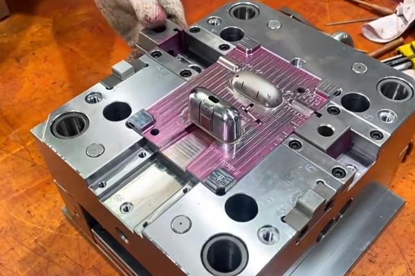 Earbud-charging-case-tooling