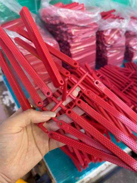Multi-cavity-molded-plastic-parts
