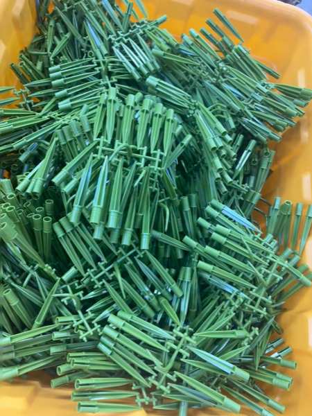 Plastic-parts-from-multi-cavity-molds